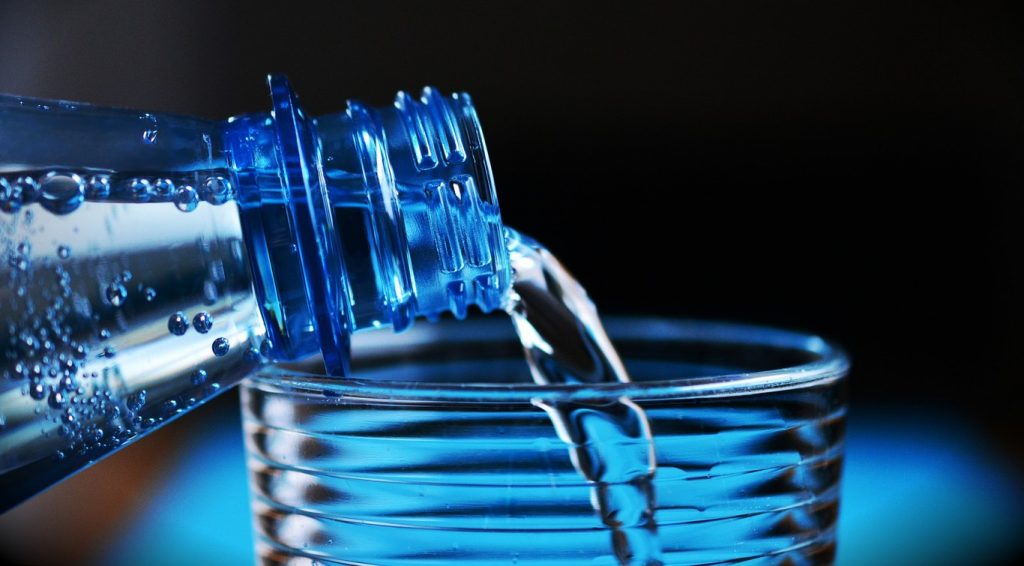 Beber agua para acelerar el metabolismo y quemar grasa abdominal